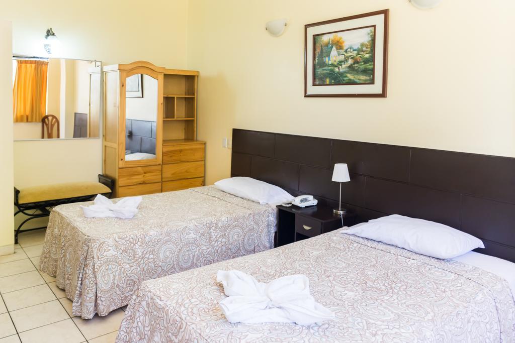 Hotel & Suites La Posada De Lobo Iquitos Bagian luar foto