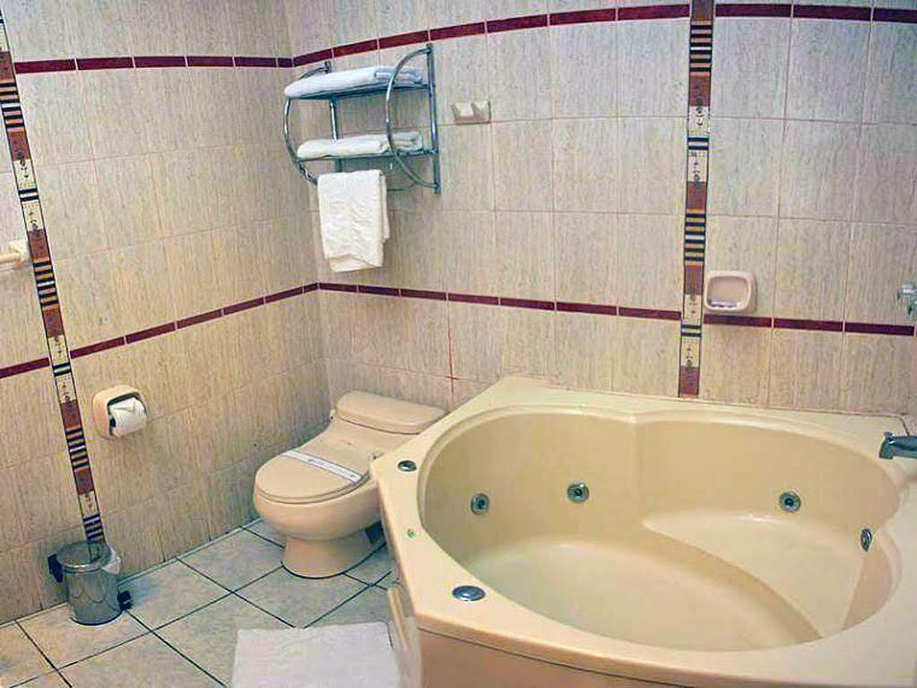 Hotel & Suites La Posada De Lobo Iquitos Bagian luar foto